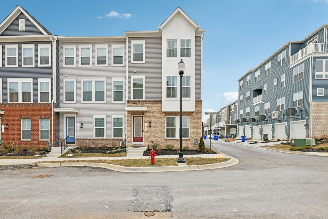 Blacksmith Way-S2702-001.jpg