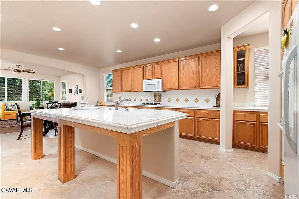 3 bed, 2800 sqft, $3,400 — Photo 3