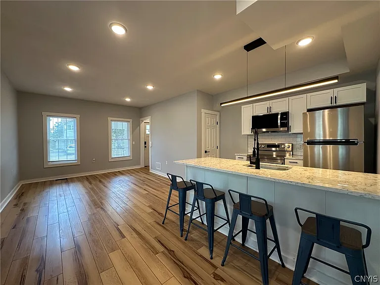 128 Caroline Ave — Photo 5