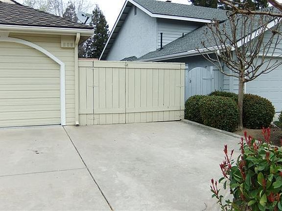 2nd image of 904 E Foxhill Dr