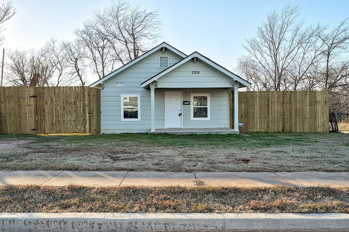 Building Photo - 2709 N Fonshill Ave