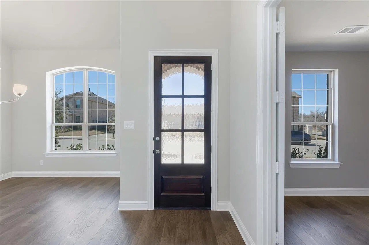 3 bed, 2.5 bath, 2328 sqft, $3,400 — Photo 2