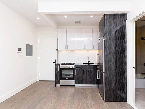 4th image of 824 Saint Johns Pl APT 3R