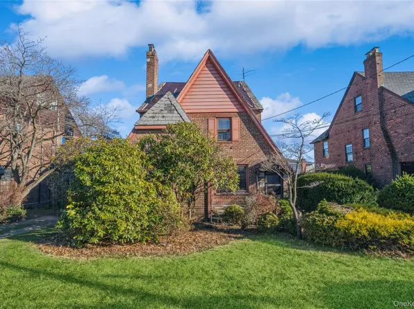 192 Brixton Rd S, Garden City, NY 11530