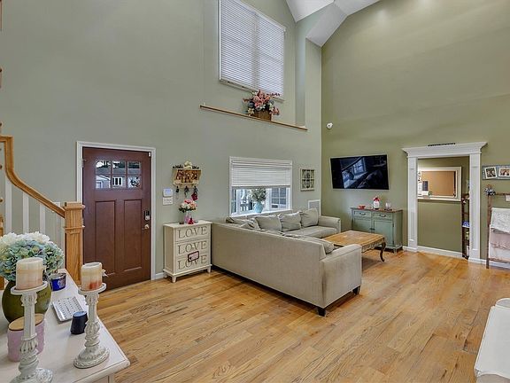 3rd image of 75 Kenwood Dr