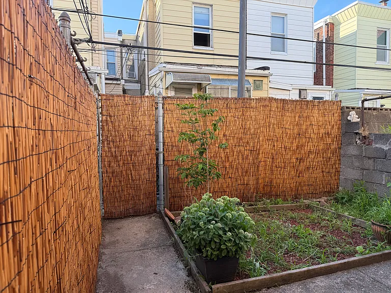 3156 Livingston St — Photo 20