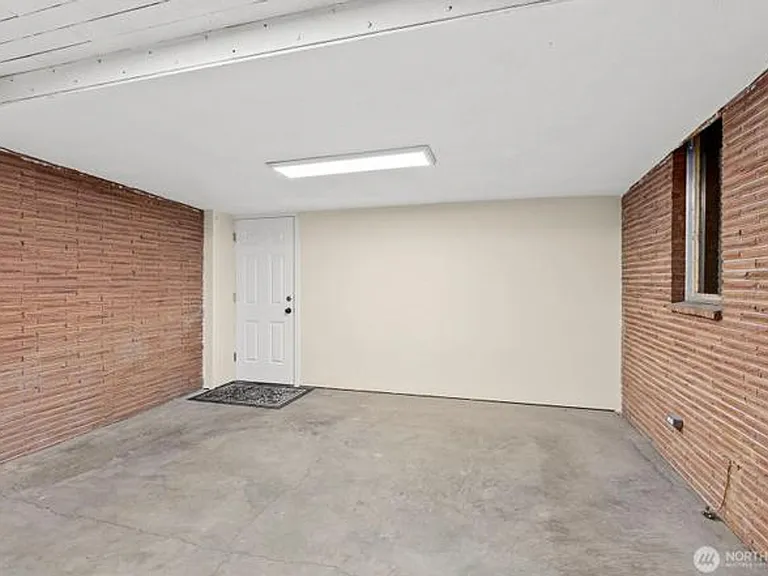 501 N Oak St — Photo 22