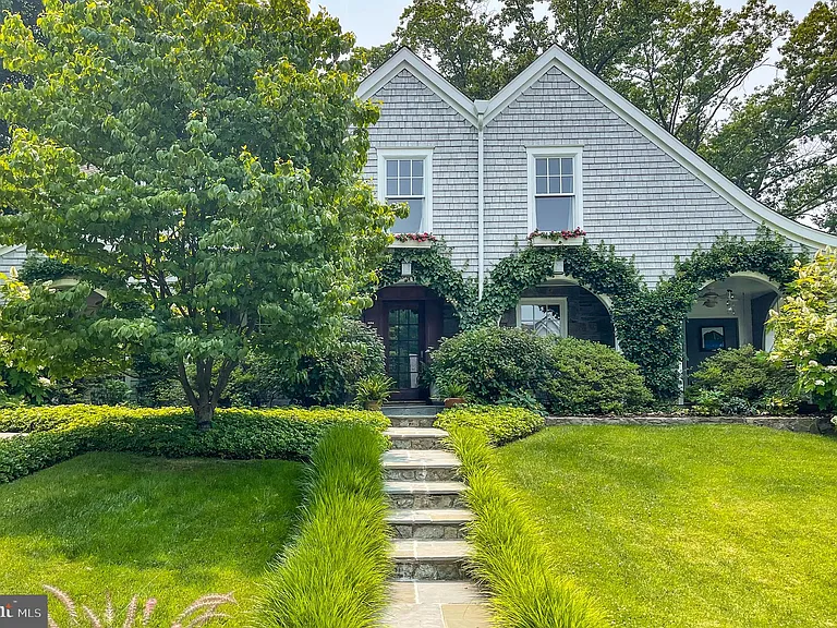 2800 Greenvale St — Photo 2