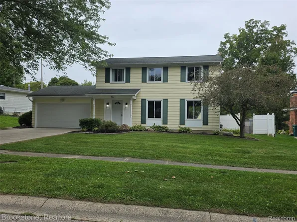 422 Old Mill Dr, Flushing, MI 48433
