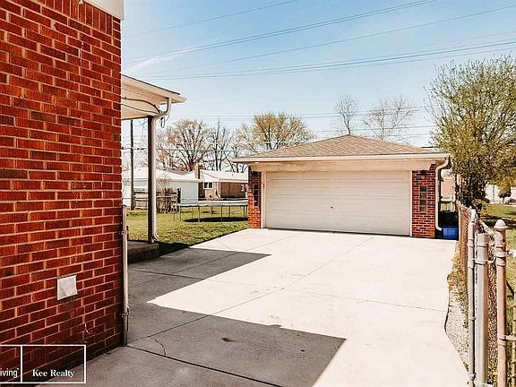 3rd image of 27921 Rockwood St