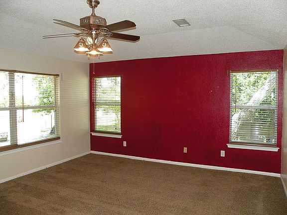 4th image of 2220 Drain Dr