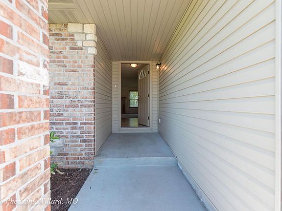5th image of 208 W Pheasant Ln