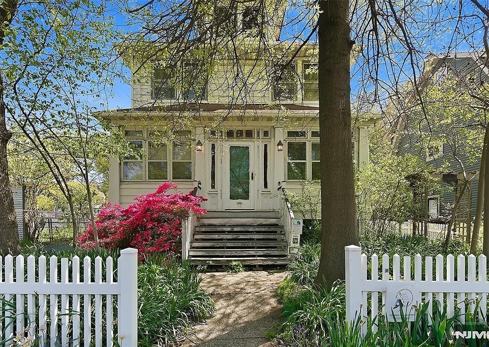1st image of 54 Rochelle Ave