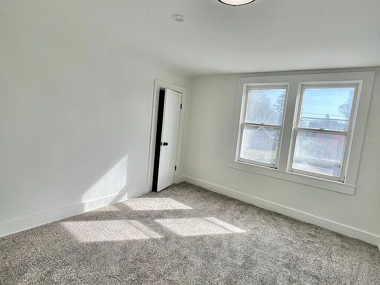 416 Henry St — Photo 36