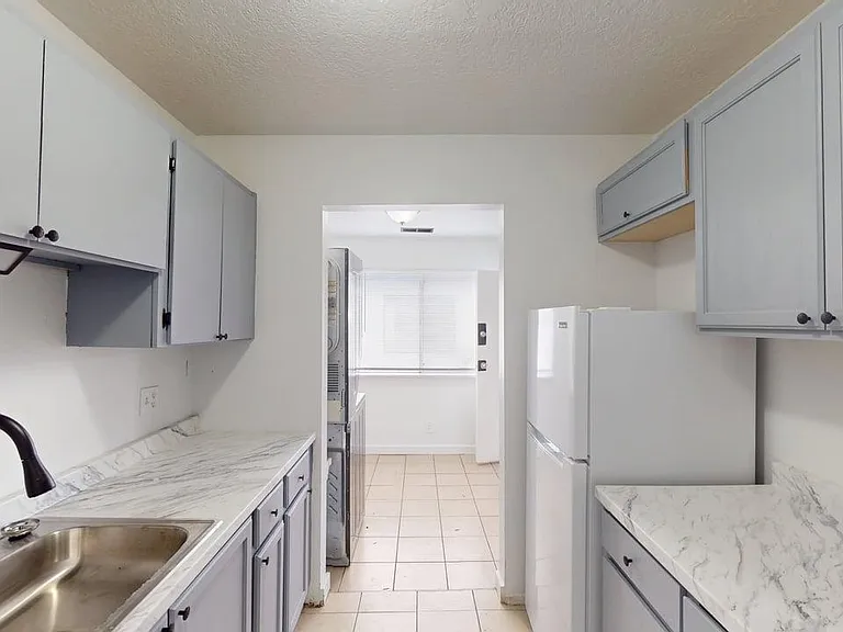 Renovated, Large UNM Area 2 Bed Apt w/ Washer / Dryer and Private Yard — Photo 34