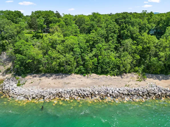 2719 Lakeshore Dr, Saint Joseph, MI 49085