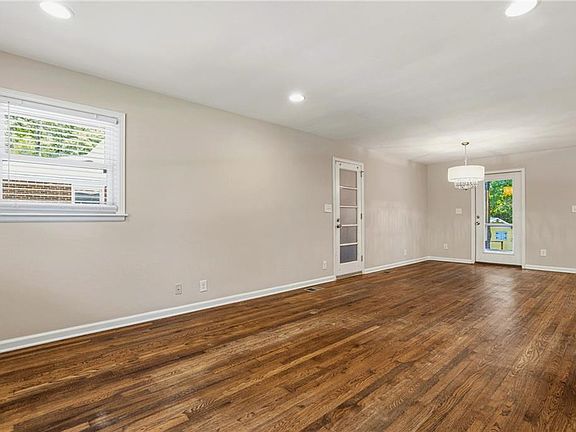5th image of 2670 Woodridge Dr