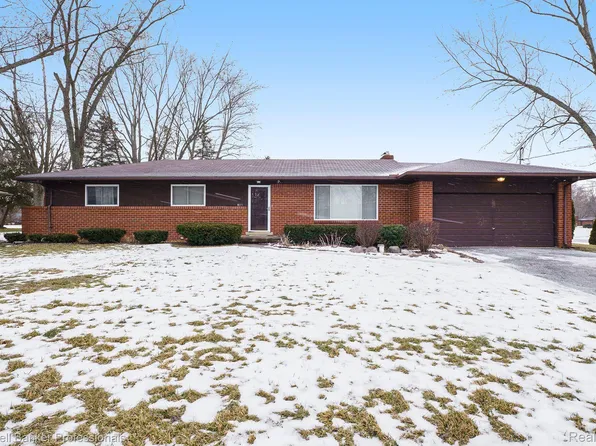 8121 Dungarvin Dr, Grand Blanc, MI 48439