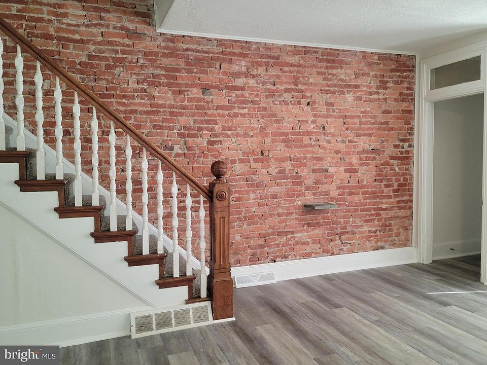 1st image of 925 Linden St