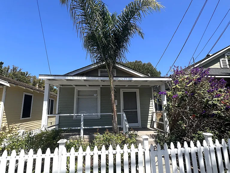 130 W De La Guerra St — Photo 1