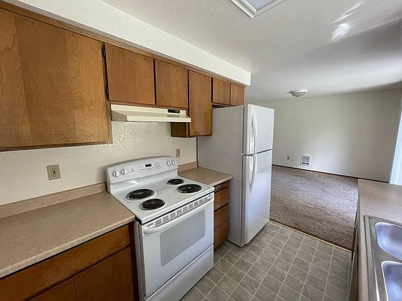 Bright kitchen with ample cabinet space and included appliances