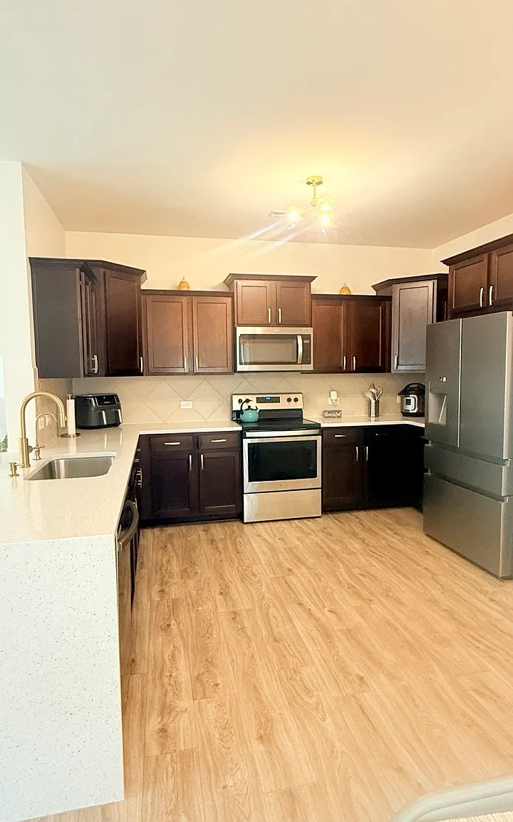 4 bed, 2048 sqft, $2,300 — Photo 4