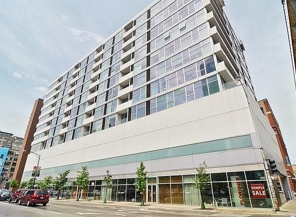 3rd image of 630 N Franklin St APT 811