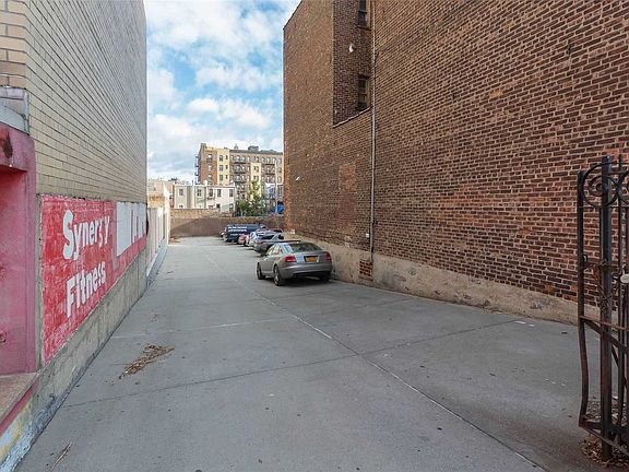 5th image of 2349 Broadway