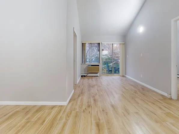 76-16 Grand Cent Parkway image 17 of 21