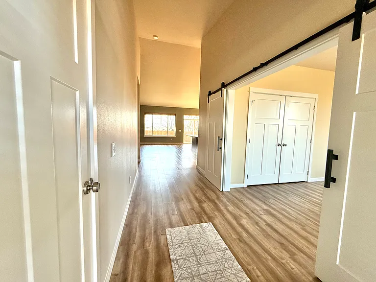 602 W Ridgeview Ln — Photo 2