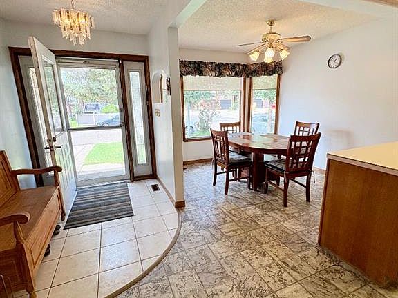 5th image of 626 Prairie Meadows Close W