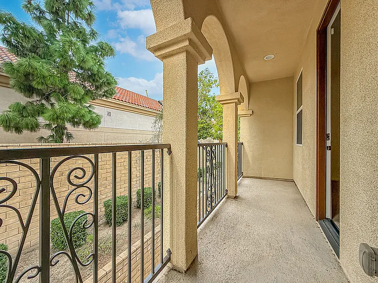 389 Castiano St — Photo 34