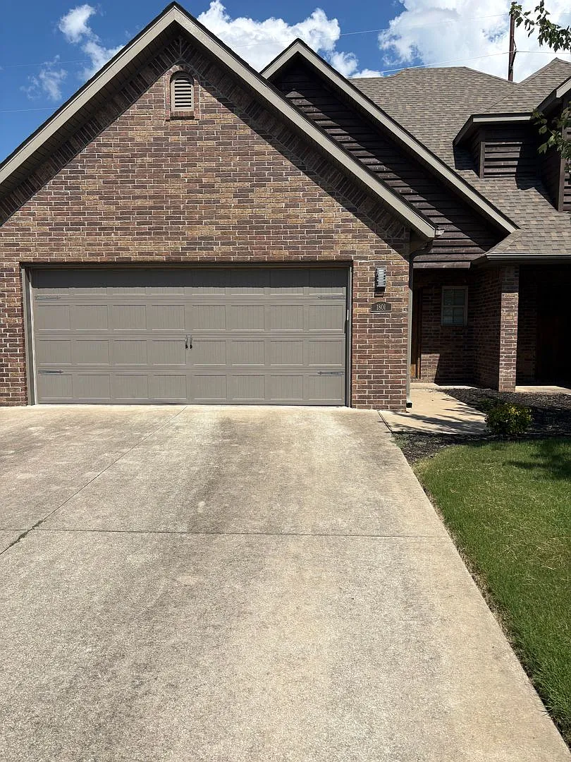Beautiful Townhouse In A Great Location — Photo 1