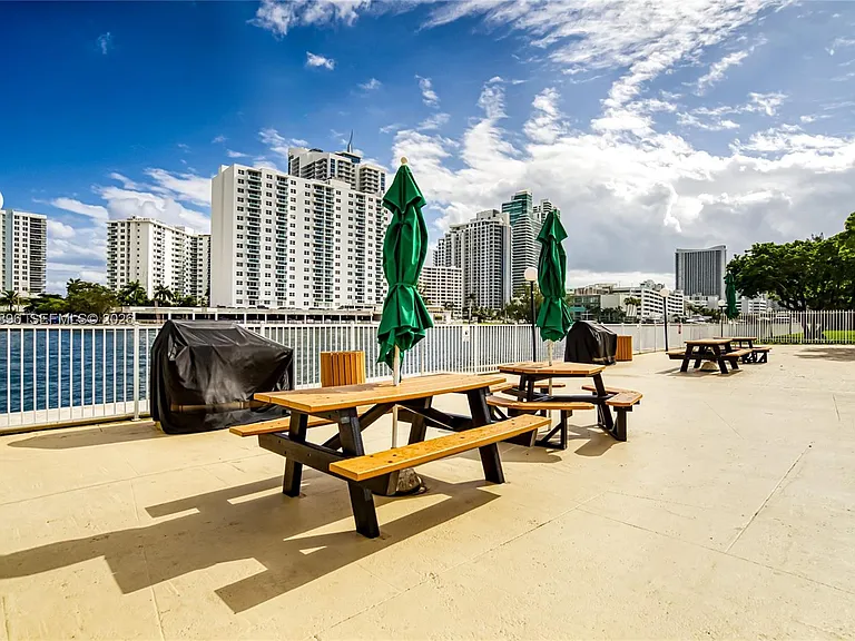 800 Parkview Dr #901 — Photo 49