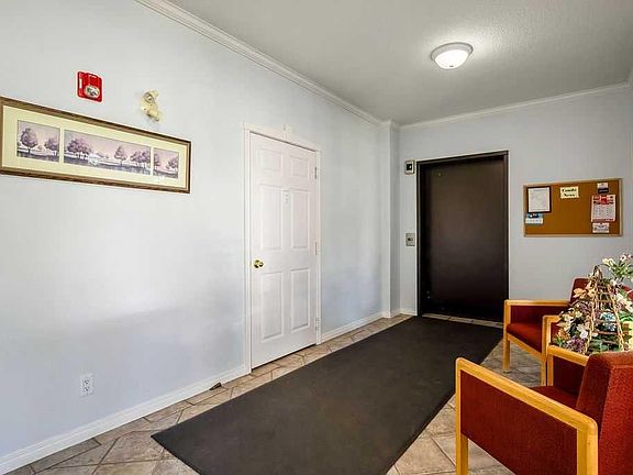 4th image of 15 W Lineham Ave #302