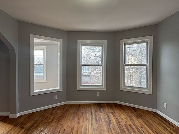5th image of 30 Gladstone Ave #2