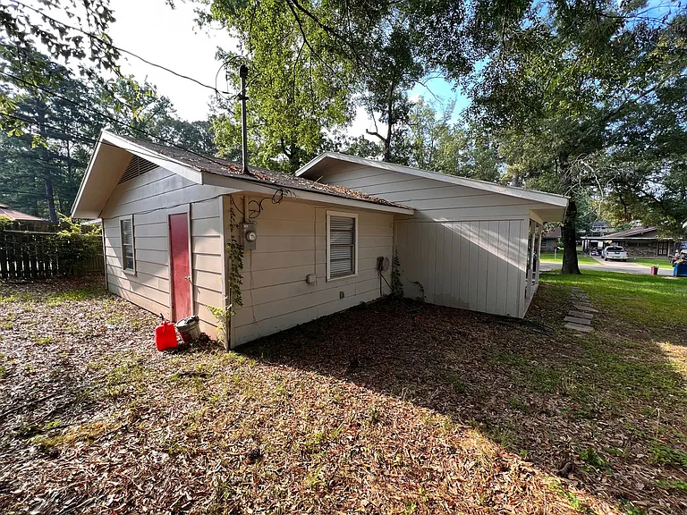 702 Cindy Ln — Photo 10