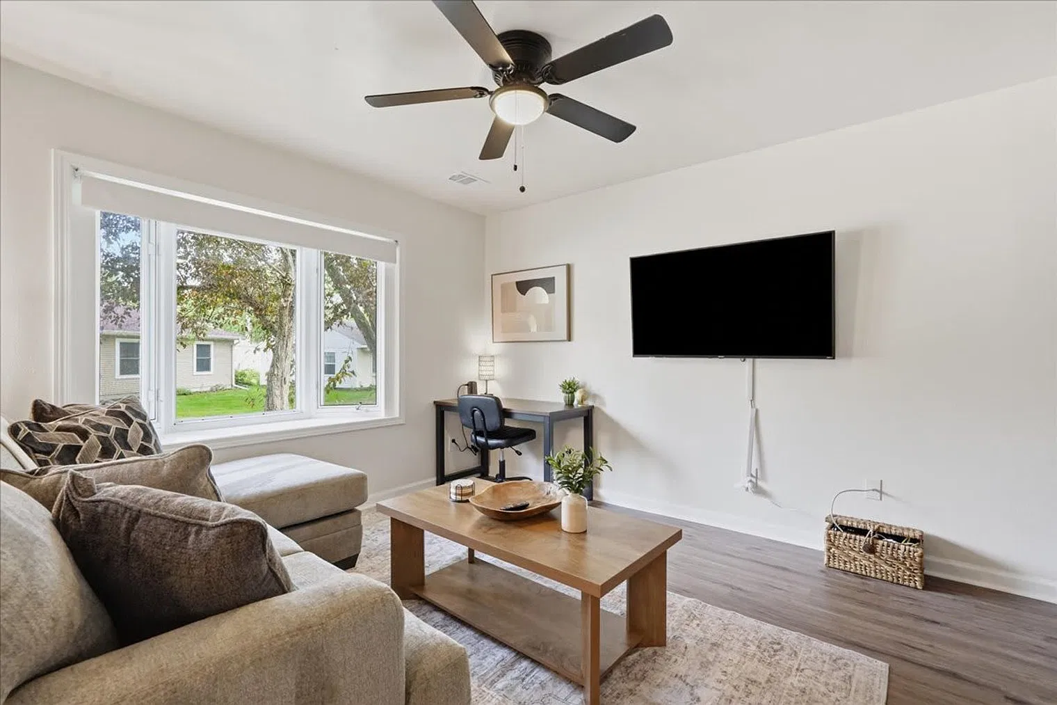 2 bed, 1.0 bath, 764 sqft, $3,159 — Photo 2