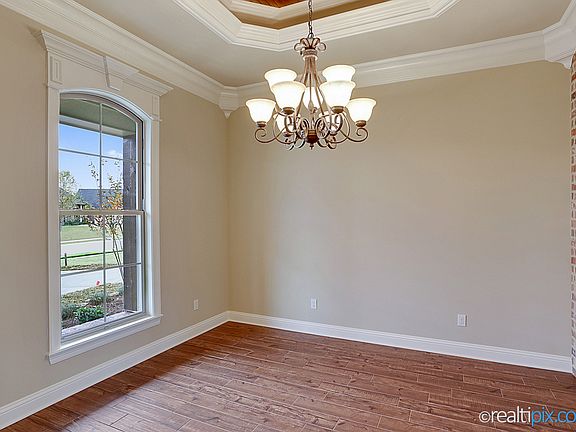 5th image of 220 Piccadilly Ln.