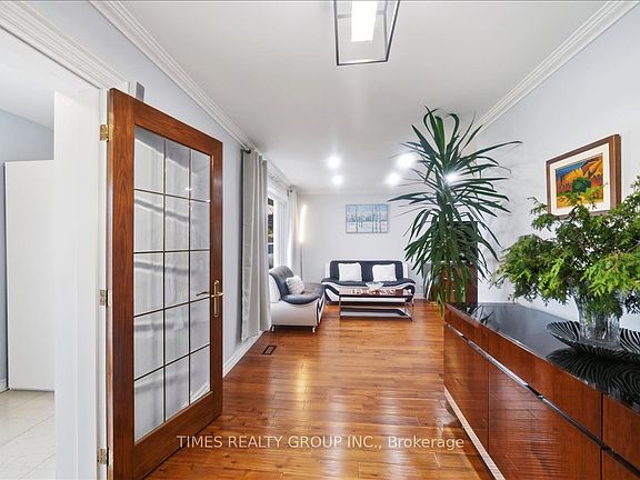5th image of 651 Burnhamthorpe Rd