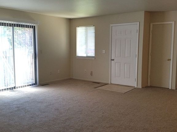 3rd image of 328 Sweetwater Cir Unit B