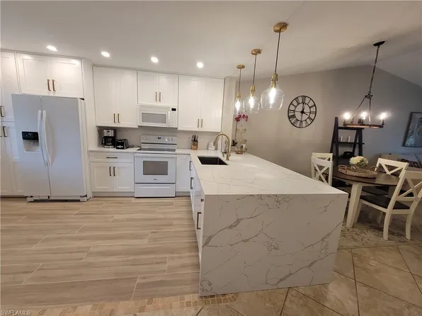 7761 Jewel Ln APT 204, Naples, FL 34109
