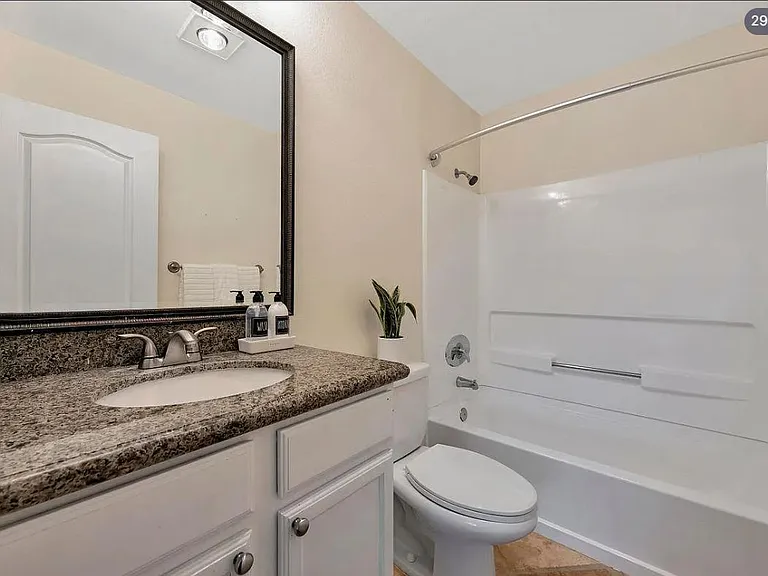 1046 Yarwood Ct — Photo 11