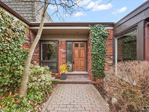 971 Stratford Ln #22, Bloomfield Hills, MI 48304