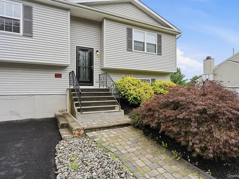 17 Watkins Dr — Photo 5