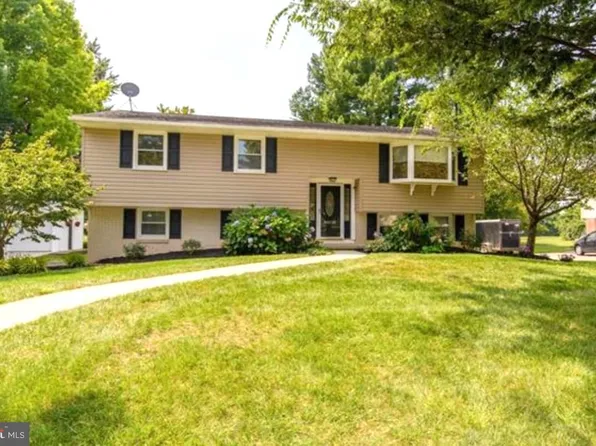6150 Fairway Ln, Allentown, PA 18106