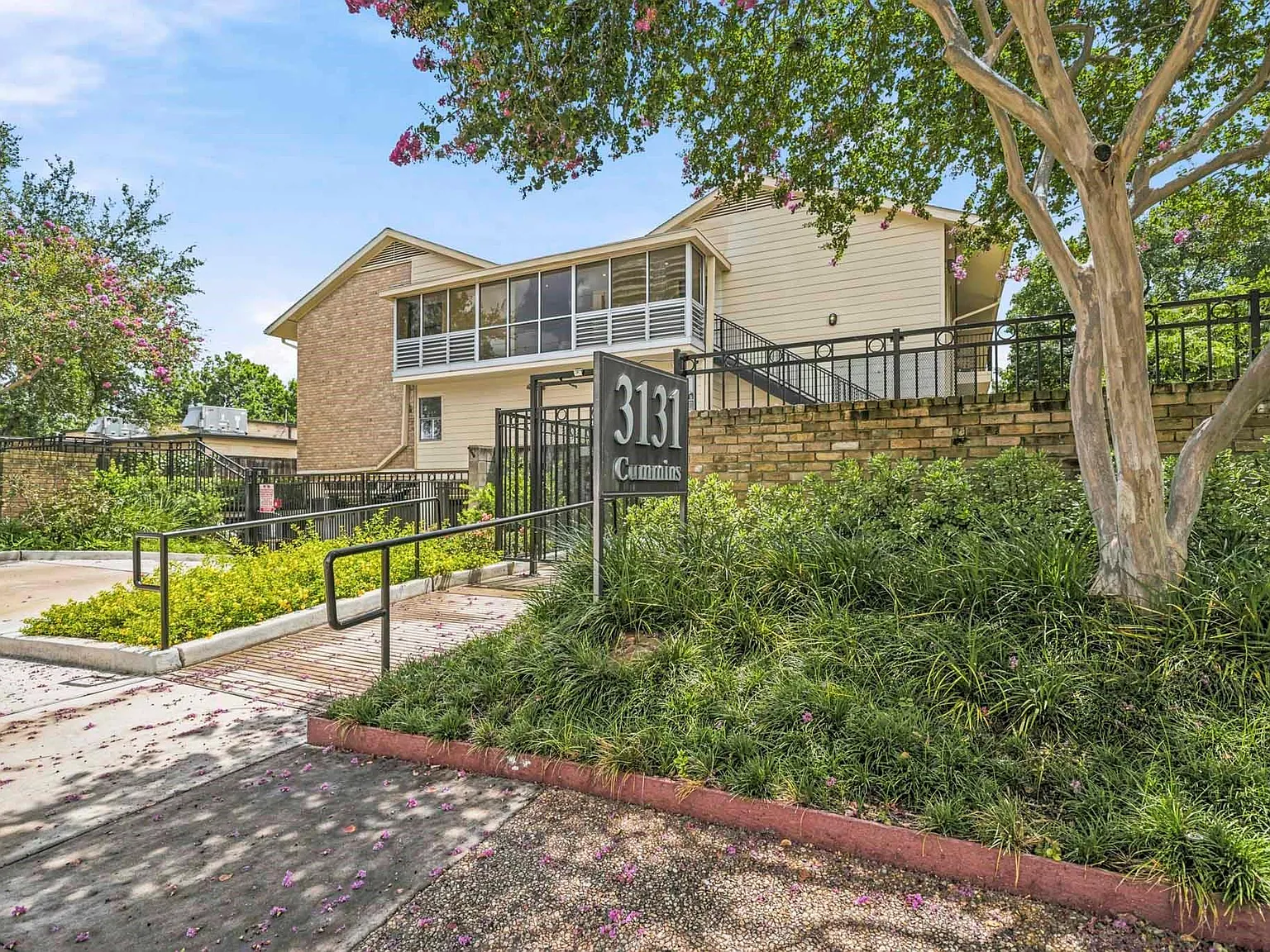 1 bed, 1.0 bath, 563 sqft, $1,300 — Photo 3
