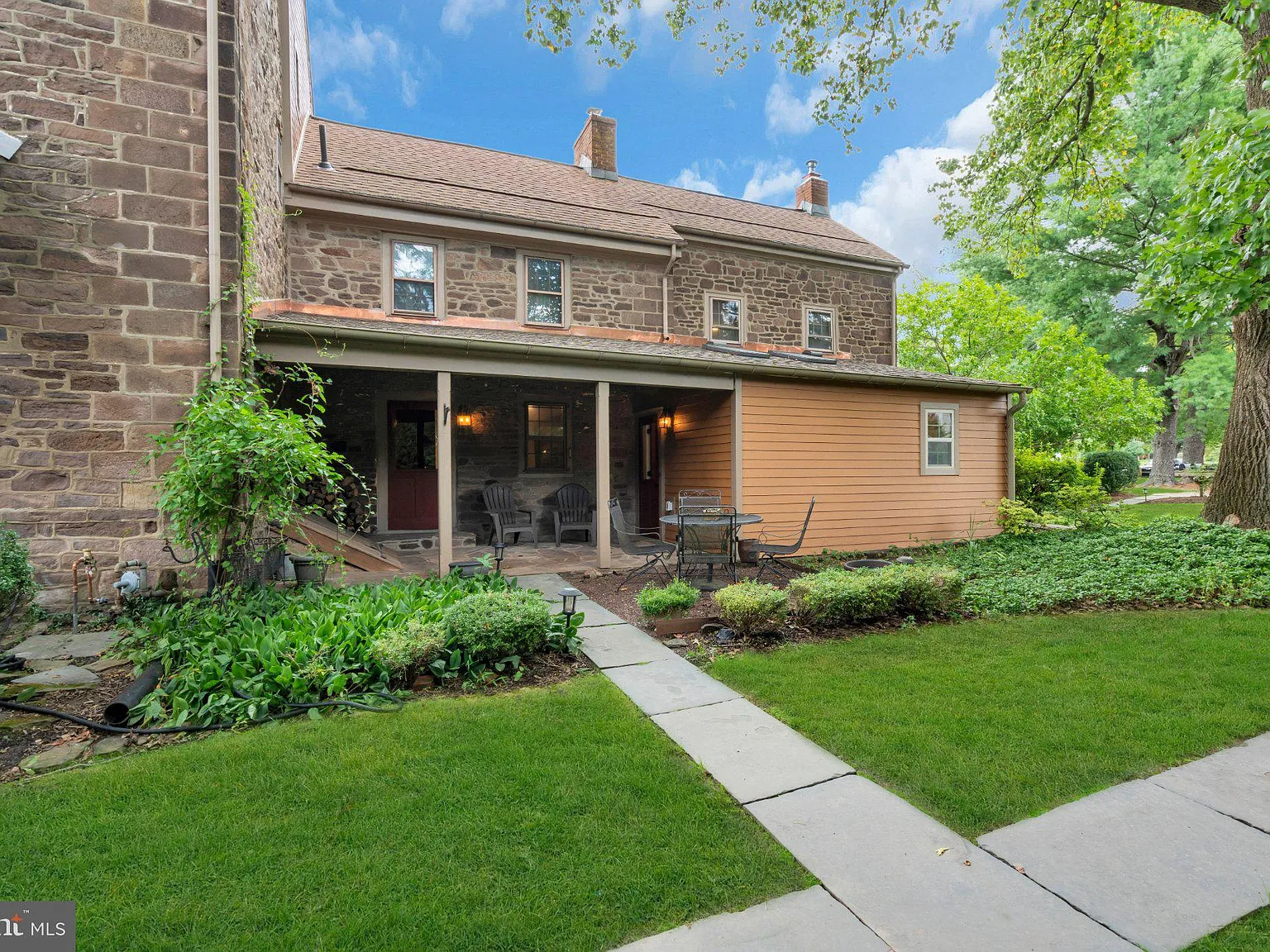 2 bed, 1.5 bath, 1300 sqft, $3,400 — Photo 3
