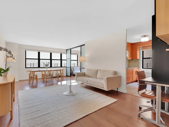 201 East 28th Street 3D image 2 of 15