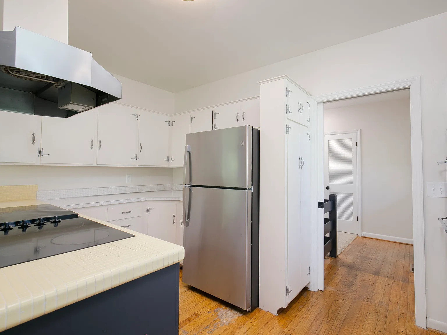 2 bed, 1000 sqft, $1,600 — Photo 3